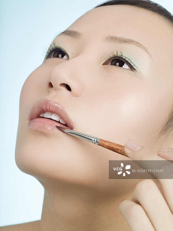 女人涂唇彩图片素材