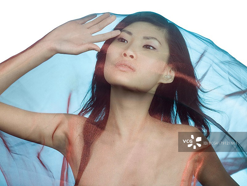 被蓝色布料覆盖的中国女人图片素材