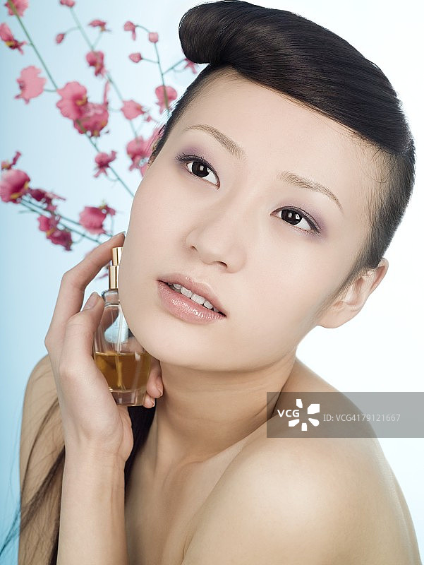 涂香水的中国女人图片素材