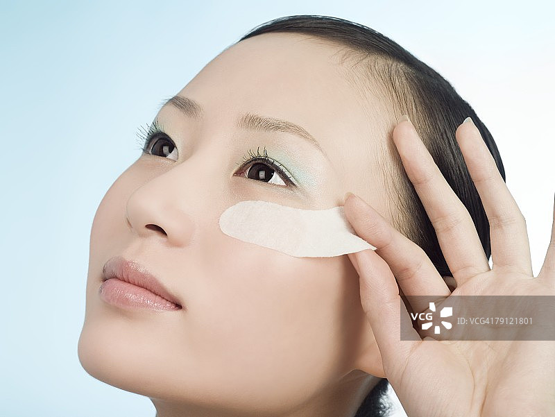 女人摘下眼膜图片素材