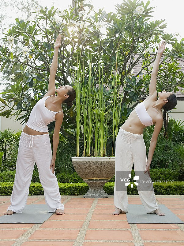 两名女子练习瑜伽图片素材