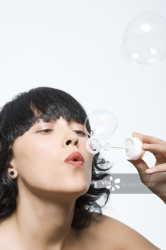 女人吹泡泡图片素材