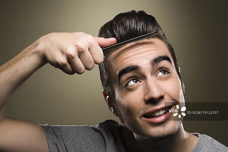 年轻男人梳理额发图片素材