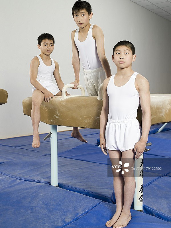 年轻的体操运动员图片素材