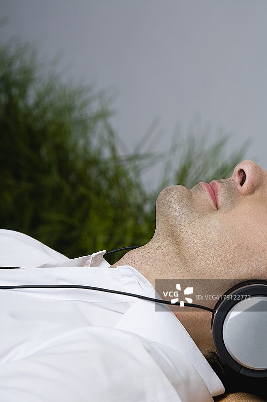 戴着耳机的男人图片素材