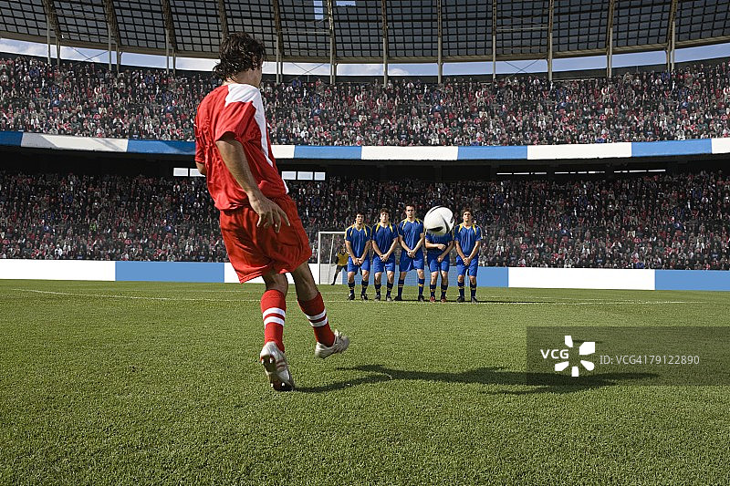 足球运动员踢任意球图片素材