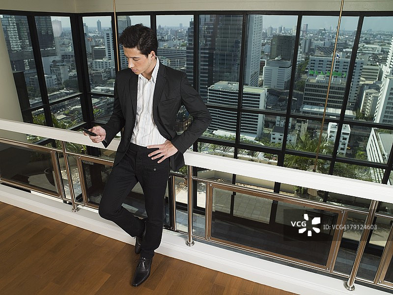 年轻男人正在看手机图片素材