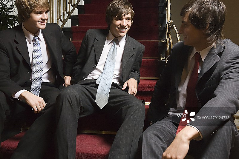 穿西装的青少年男孩图片素材