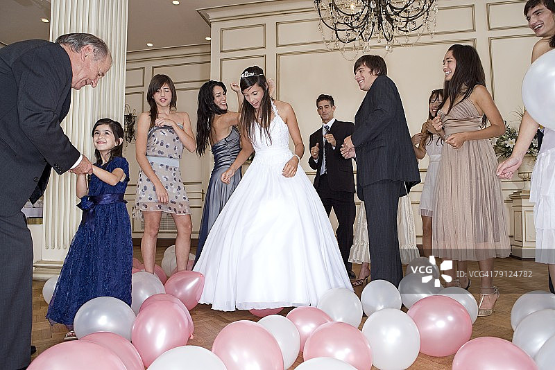 在成人礼上跳舞图片素材