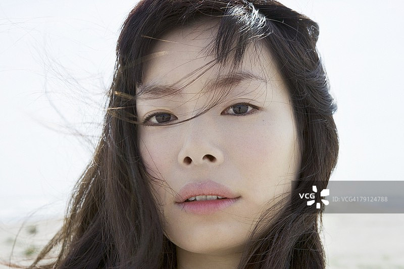 被风吹拂的女人面部特写图片素材