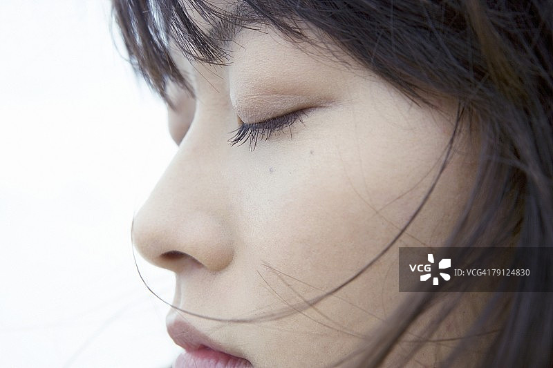 闭着眼睛的女人面部图片素材