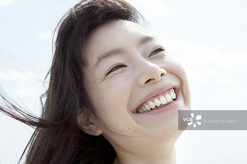快乐的年轻女子图片素材