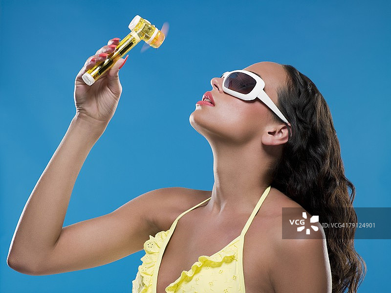 使用手扇的女人图片素材