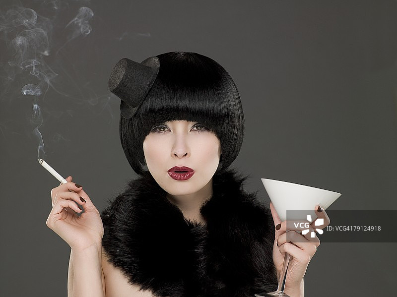吸烟喝酒的女人图片素材