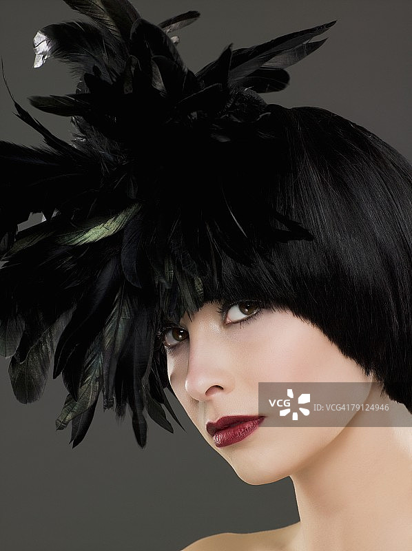 戴羽毛帽的女人图片素材