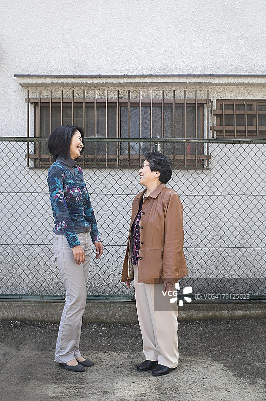 街上的两名女子图片素材