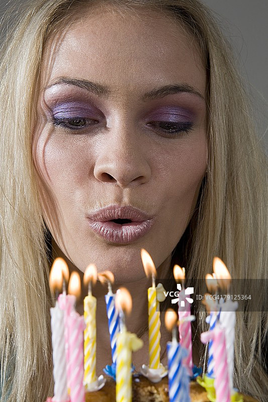 女人吹生日蜡烛图片素材