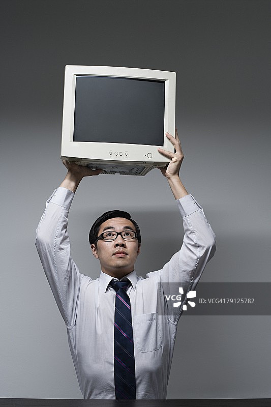 商人抬起电脑显示器图片素材
