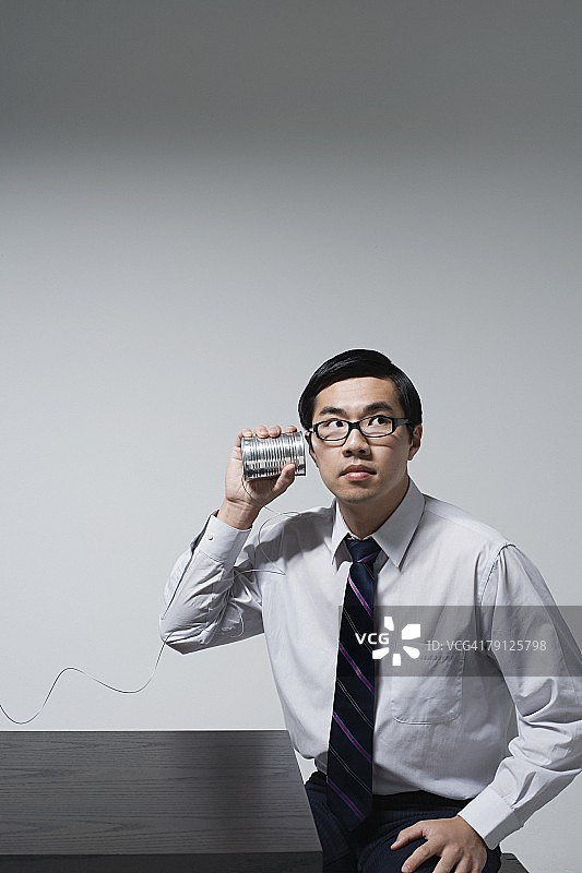 使用听筒电话的商人图片素材