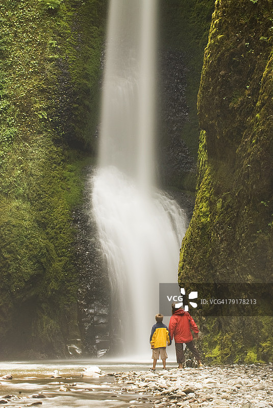 母子欣赏俄勒冈州科贝特附近的万昂塔瀑布图片素材