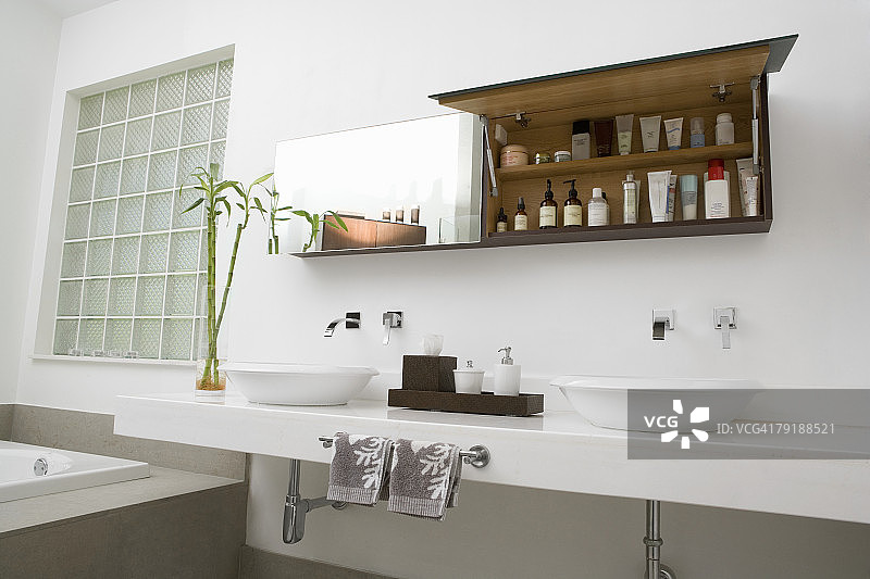 浴室内的洗漱用品图片素材