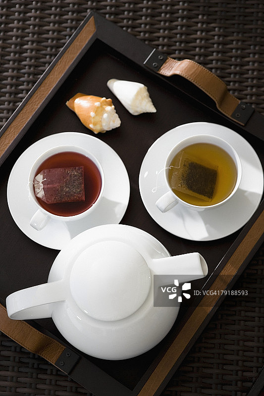 茶盘上草药茶杯和茶壶的俯视角度图片素材
