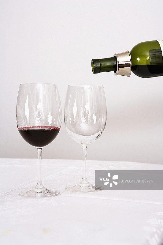 倒入葡萄酒杯中的葡萄酒图片素材