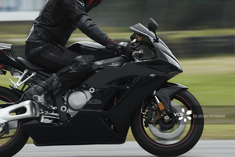 骑摩托车的人的侧面轮廓图片素材