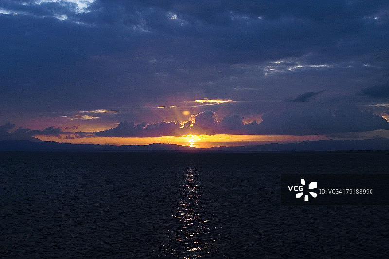 巴布亚新几内亚米尔恩湾海面日落图片素材