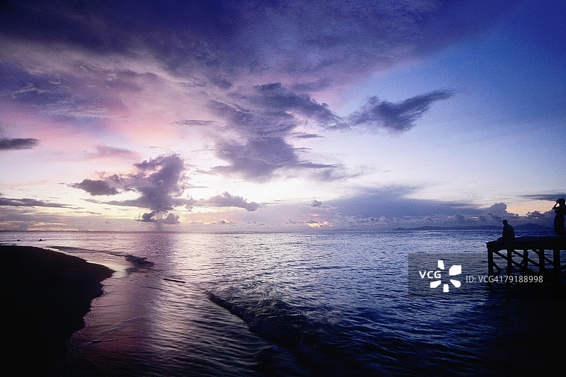 马来西亚婆罗洲诗巴丹海上空的云彩图片素材