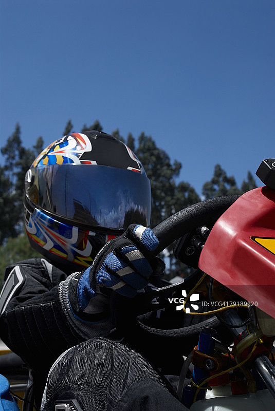 卡丁车比赛的仰视角度图片素材