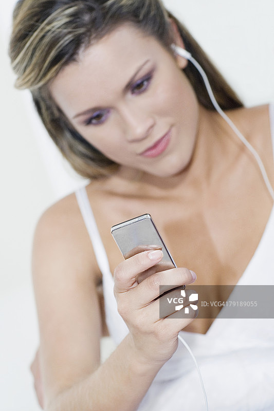 年轻女人在听MP3图片素材