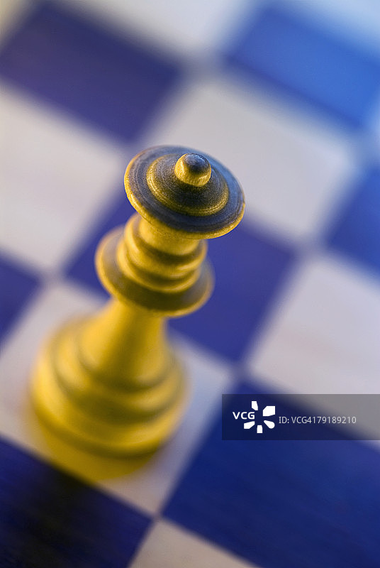 棋盘上的皇后棋子特写图片素材