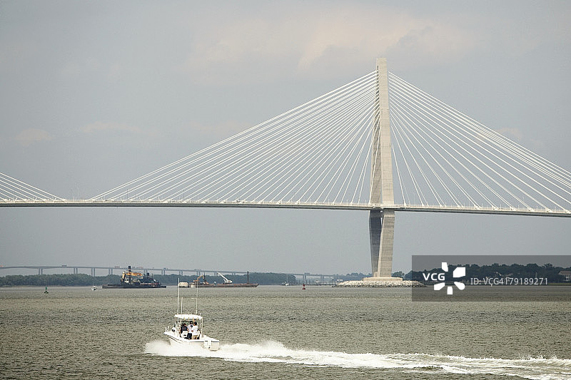 横跨河流的悬索桥，美国南卡罗来纳州查尔斯顿库珀河大桥图片素材