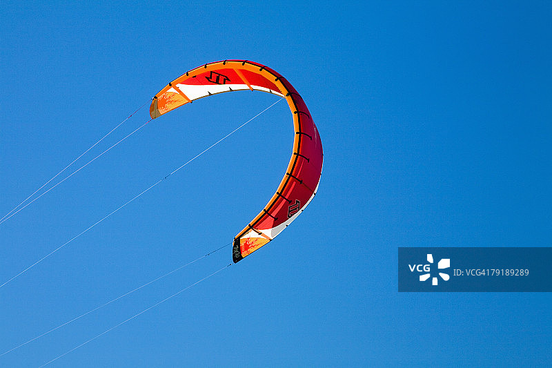 仰视视角：佛罗里达群岛上飞翔的风筝，美国佛罗里达州图片素材