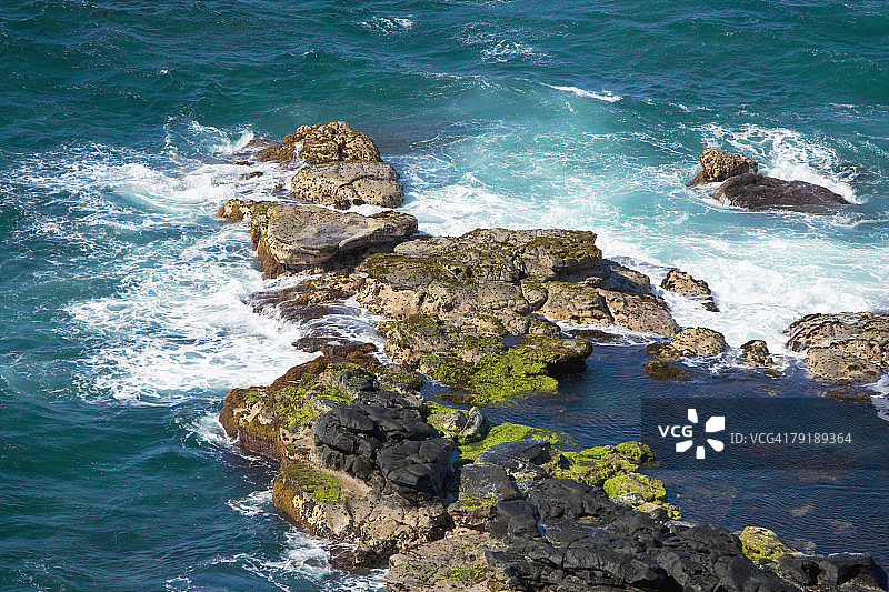 美国夏威夷群岛胡基帕海滩岩层地貌图片素材