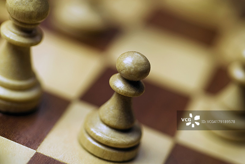 国际象棋棋盘上的棋子特写图片素材