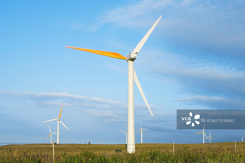 美国夏威夷大岛帕基尼努伊风力发电场的风力涡轮机图片素材