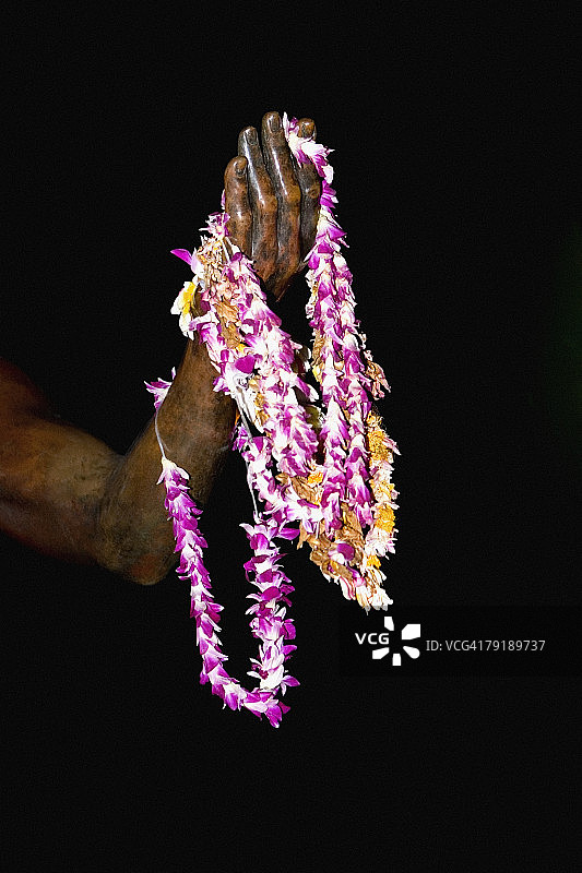 雕像上的花环特写，杜克·卡哈纳莫库雕像，威基基海滩，檀香山，瓦胡岛，夏威夷群岛，美国图片素材