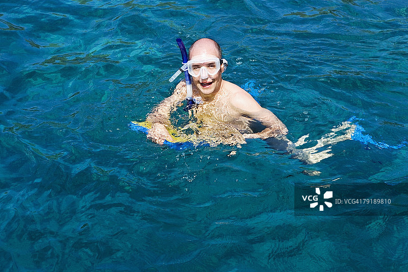 中年男人在海中浮潜的肖像图片素材