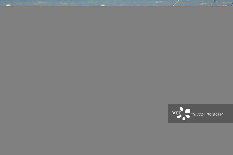 年轻男人在美国佛罗里达州西礁岛斯马瑟斯海滩玩风筝冲浪图片素材