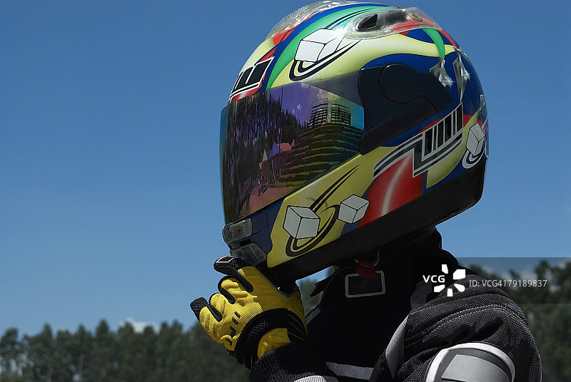 调整头盔的人特写图片素材