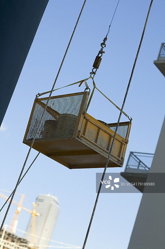 连接到升降机滑轮的容器图片素材