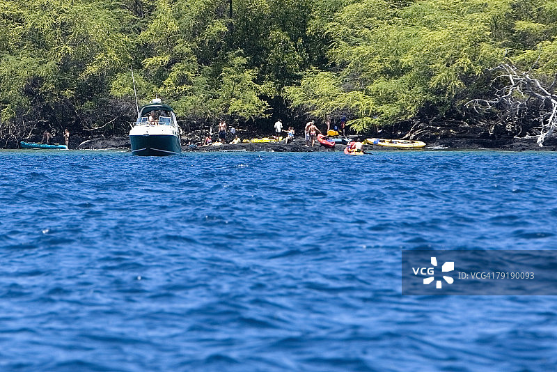 在夏威夷大岛科纳海岸的凯阿拉凯夸湾，库克船长纪念碑旁的一群人图片素材