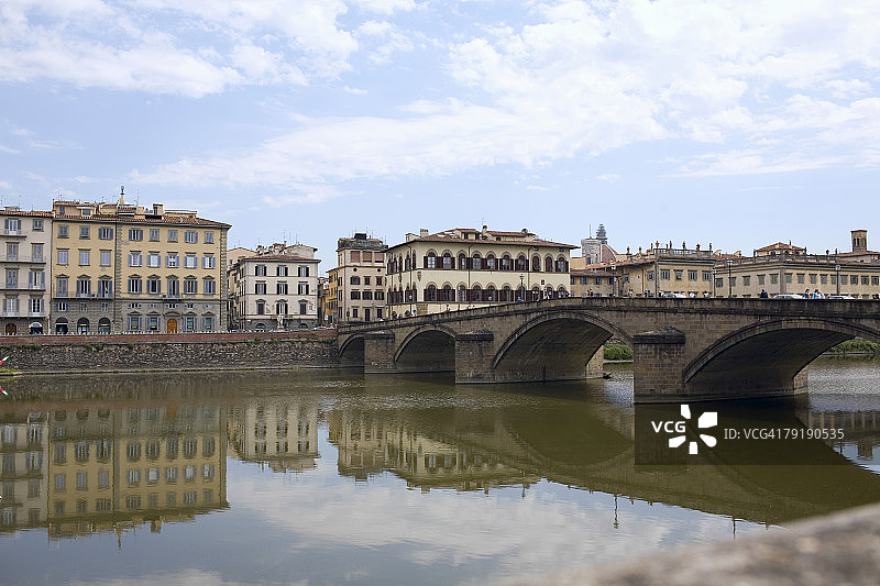 意大利佛罗伦萨圣三一桥在阿诺河中的倒影图片素材
