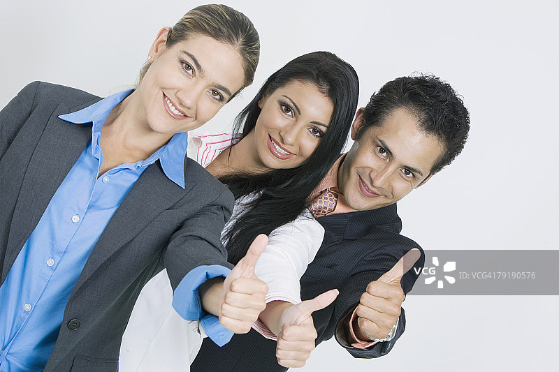 两名女商人和一名男商人竖起大拇指图片素材