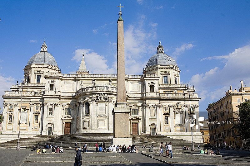 意大利罗马埃斯奎利诺广场教堂前的方尖碑图片素材