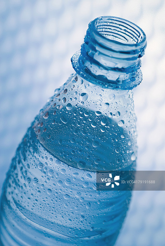 打开的水瓶特写图片素材
