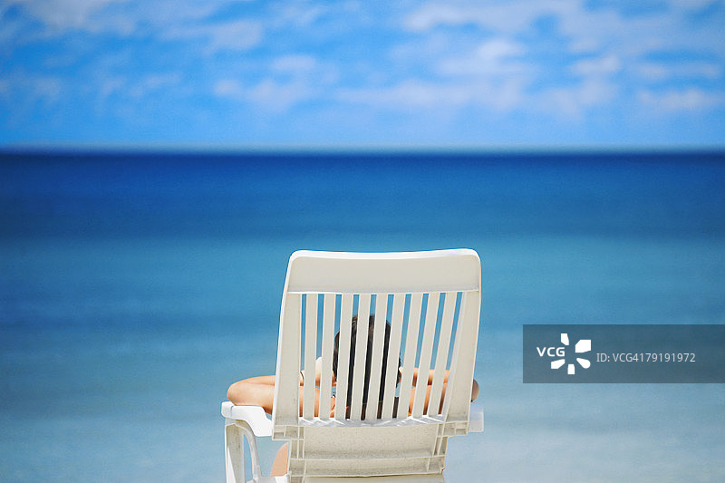 在哥伦比亚普罗维登西亚岛海滩躺椅上的人的背影图片素材