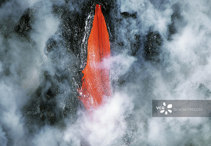 夏威夷火山熔岩流入大海，蒸汽升腾图片素材